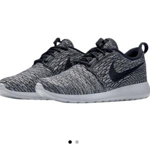 Nike Gray Knit Roshe Sneakers, size 6